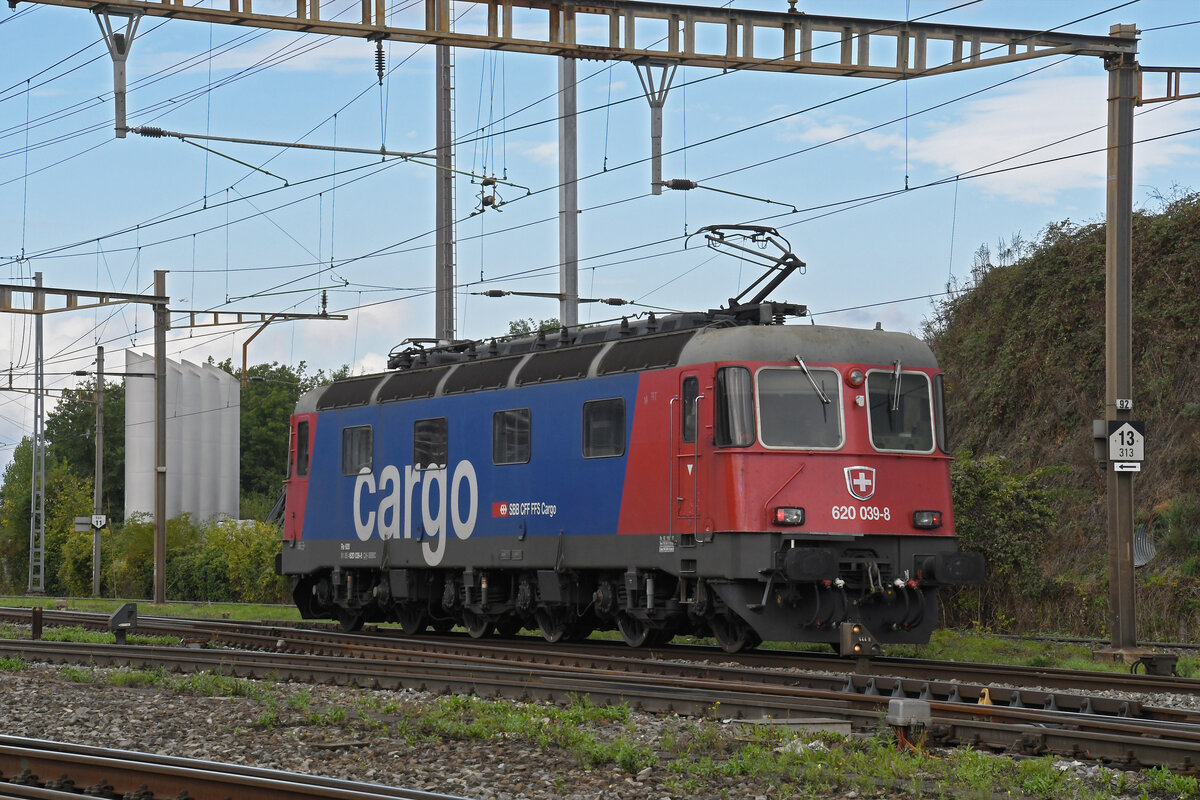 Re 620 039-8 durchfährt am 24.09.2024 solo den Bahnhof Pratteln.