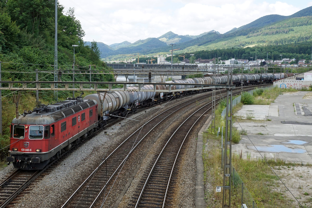 Re 620 040-6  Münchenstein  mit Kesselwagenzug anlässlich der Bahnhofsdurchfahrt Olten-Hammer am 29. Juli 2019.
Foto: Walter Ruetsch  