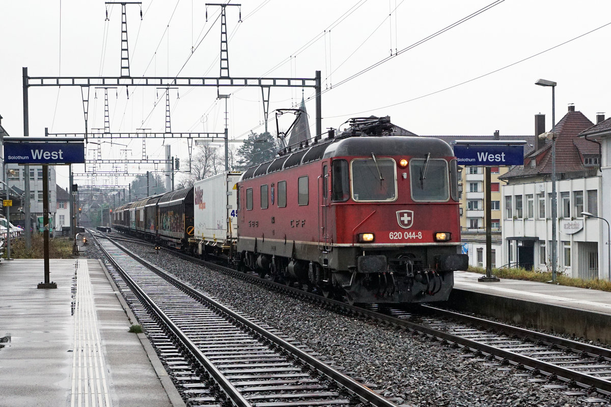 Re 620 044-8  Cornaux  in untergeordnetem Dienst bei Solothurn-West am 8. Januar 2019.
Foto: Walter Ruetsch