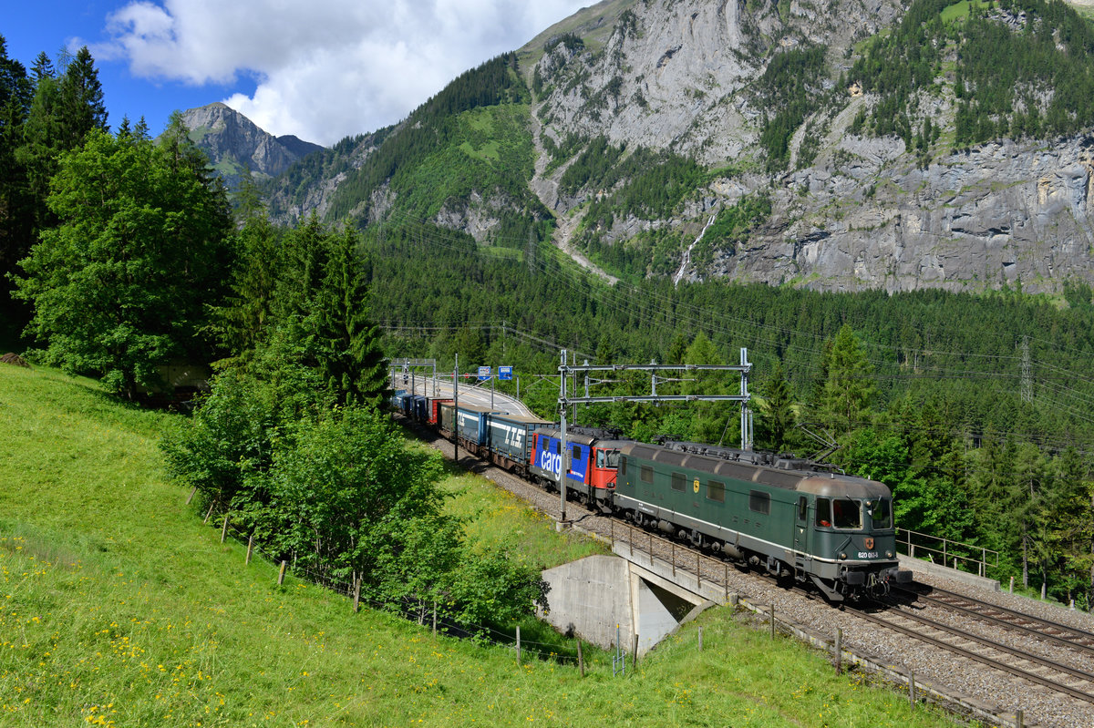 Re 620 063 und eine Re 420 mit einem KLV am 15.06.2017 bei Kandersteg. 