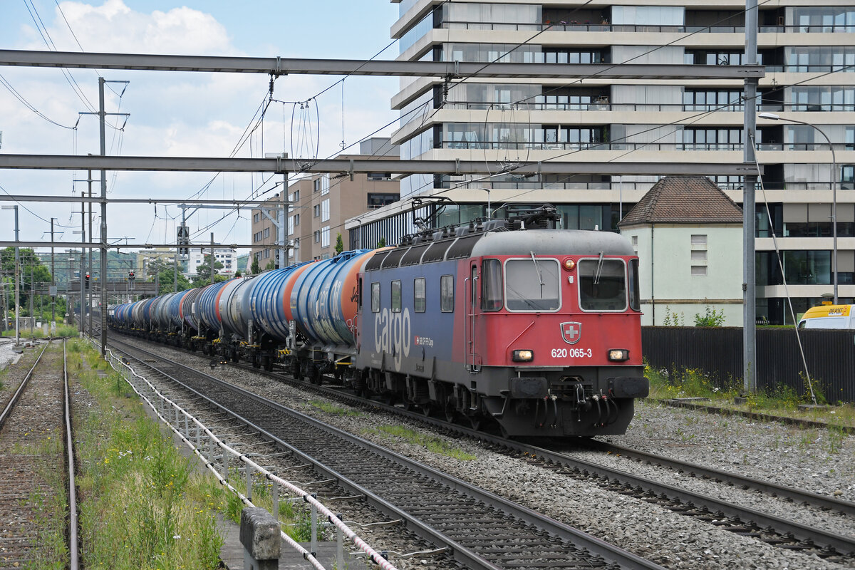 Re 620 065-3 durchfährt am 24.06.2024 den Bahnhof Pratteln.