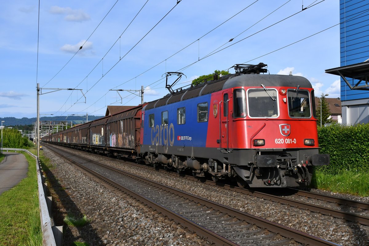 Re 620 081-0  Immensee  mit dem RedBull-Zug von Buchs SG nach Italien auf dem Weg nach Schwyz zum Lokpersonalwechsel, aufgenommen bei Mägenwil am Abend des 24.05.2020. Danke an den Lokführer für den Piff und somit Gruss zurück in die Lok und allzeit gute Fahrt.