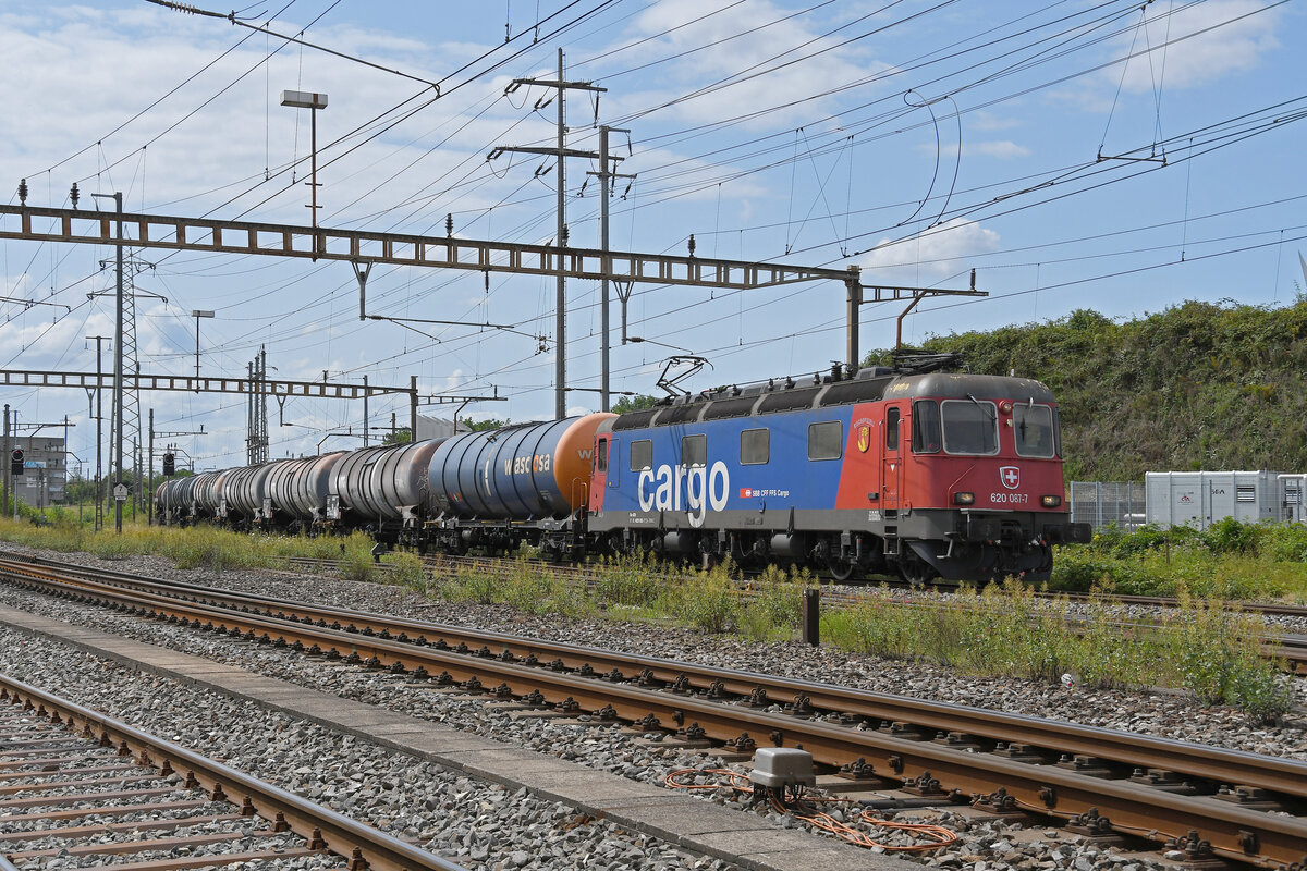 Re 620 087-7 durchfährt am 17.07.2024 den Bahnhof Pratteln.