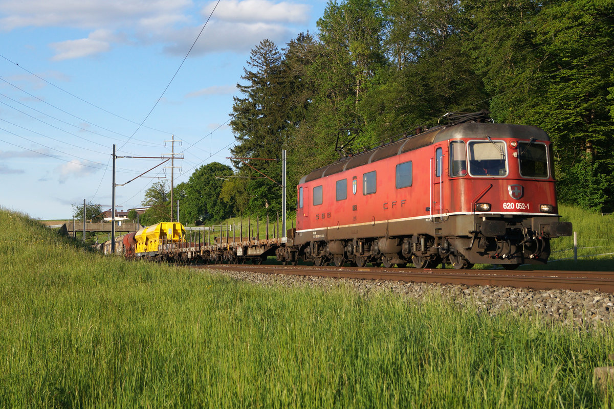 Re 620-Lokomotiven von SBB CARGO National bei Niederbipp unterwegs im letzten Abendlicht.
Re 620 052-1  Kerzers  RBL-Genf am 4. Mai 2020.
Foto: Walter Ruetsch