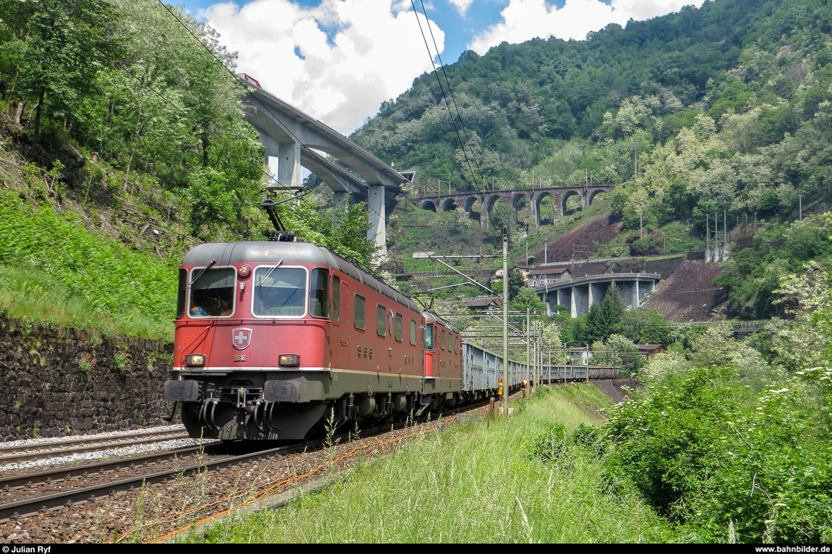 Re 6/6 11616 zieht am 5. Juni 2013 zusammen mit einer Re 4/4 II einen Zug aus Fas sowie zwei Eaos auf der untersten Ebene der Biaschina südwärts.