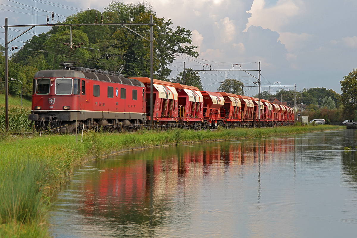 Re 6/6 11623 ist bei Bürglen unterwegs mit einem Holcim Schüttgutwagenzug,Bild vom 8.9.2014