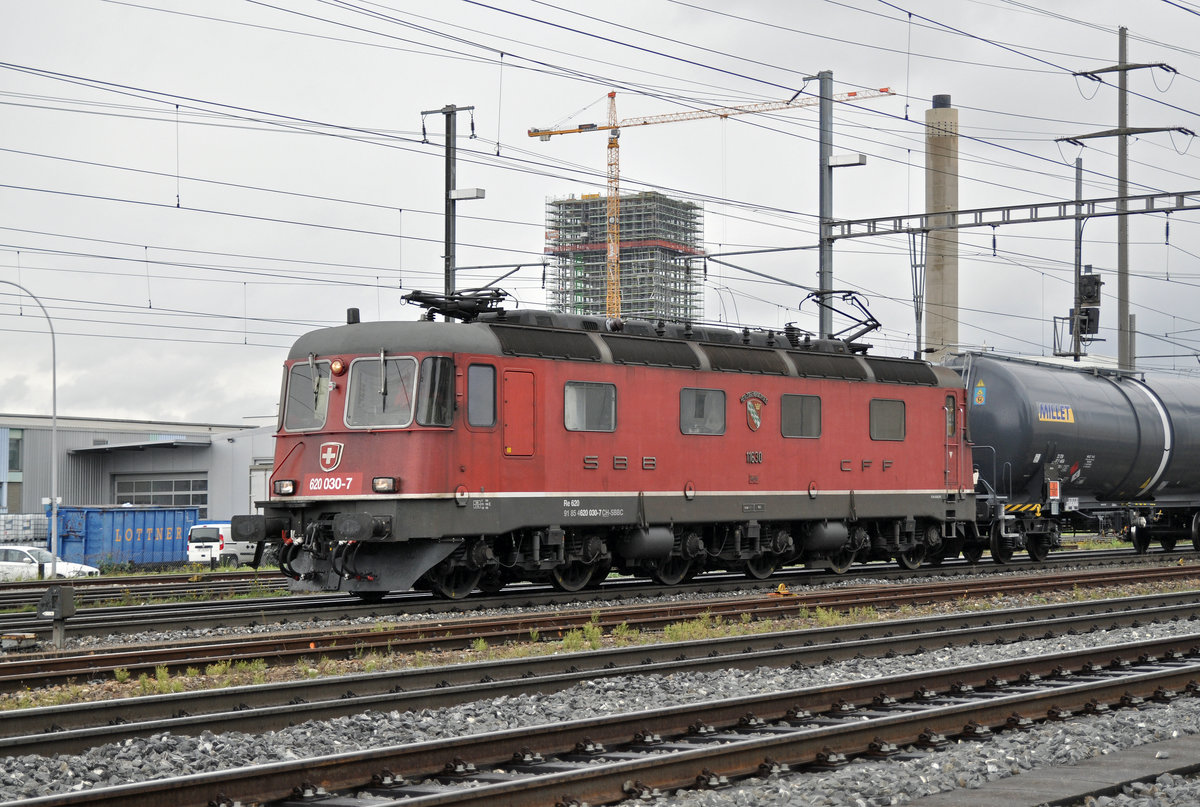 Re 6/6 11630 durchfährt den Bahnhof Pratteln. Die Aufnahme stammt vom 07.11.2016. 