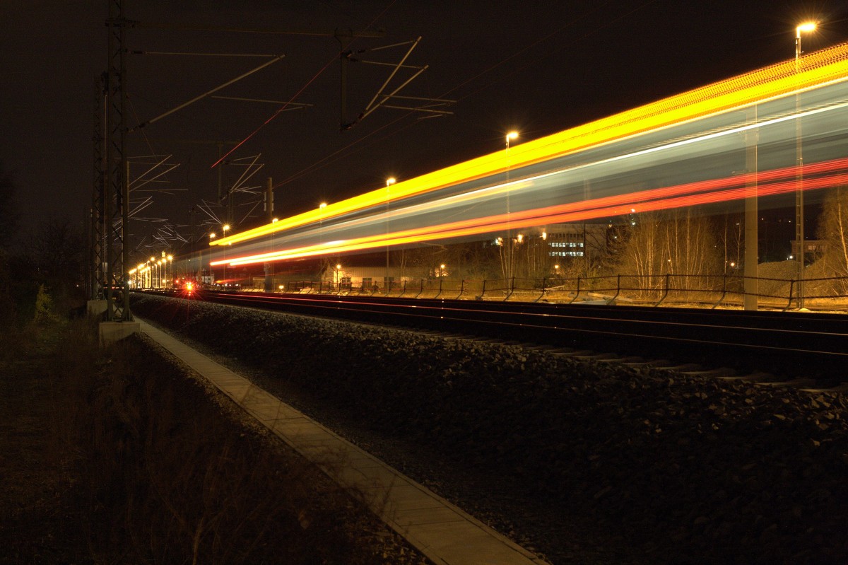 RE nach Cottbus passiert den Fotostandort unter der Autobahnbrücke.21.03.2014 21:03 Uhr.