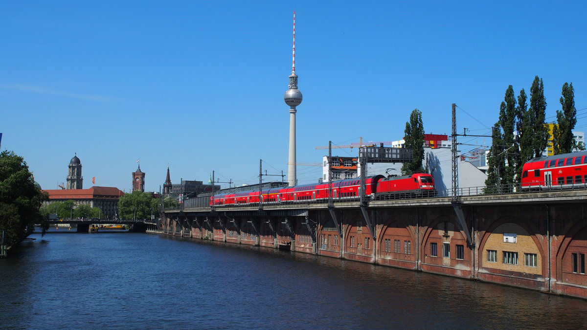 RE1-Begegenung auf der Berliner Stadtbahn.
Während der von der 182er gezogene nach Frankfurt (oder) fährt, kommt ihm mit Steuerwagen voraus ein Gegenzug gen Magdeburg entgegen.
Hier beim Passieren des S-Bahn Bahnhofes Berlin-Jannowitzbrücke.

Berlin, der 13.05.2018