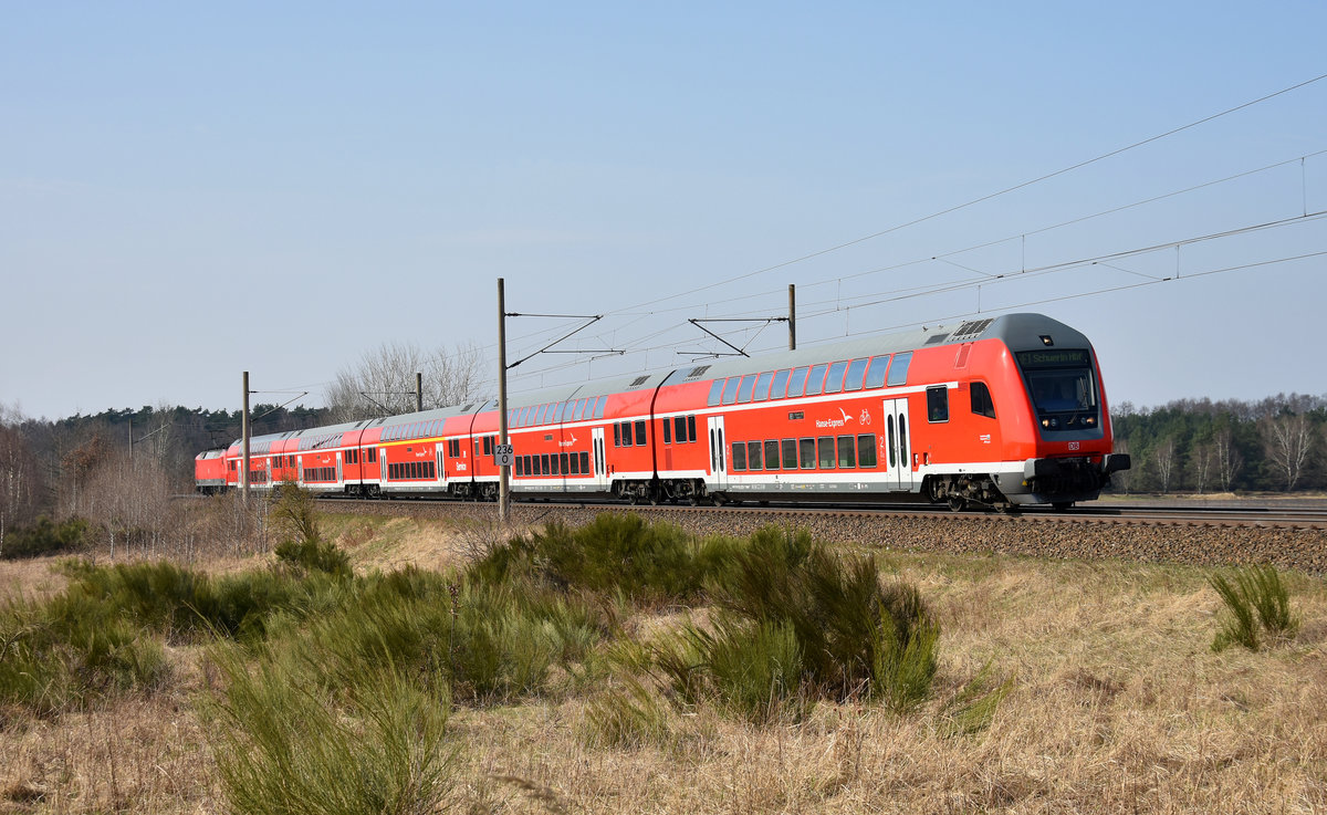 RE1 des HanseExpress nach der Abfahrt vom Bahnhof Büchen, unterwegs in Richtung Hagenower Land. Schiebelok war die 120 204-3. 10.04.2018, 3km östlich von Büchen.