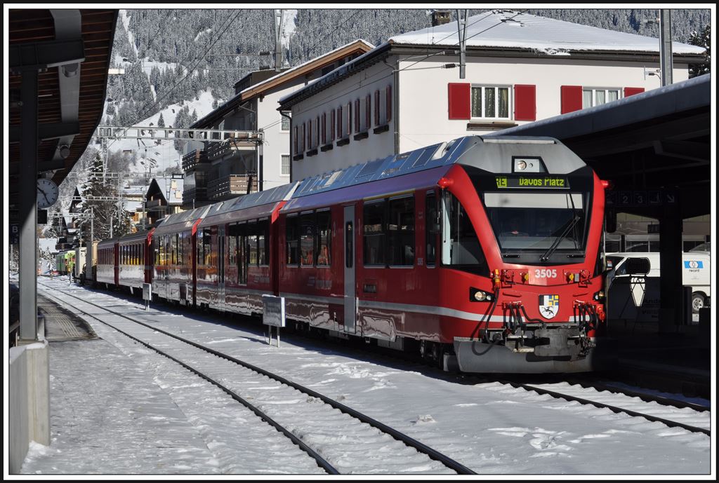 RE1029 nach Davos Platz mit ABe 8/12 3505 wartet in Klosters Platz einen Gegenzug ab, (29.11.2013)