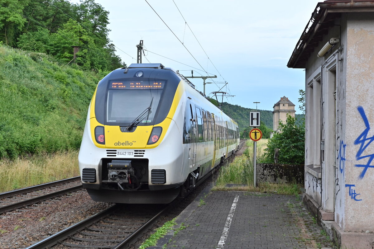 RE10a Abendverstärkerzug verlässt Neckarzimmern in Richtung Heilbronn. 21.6.2021