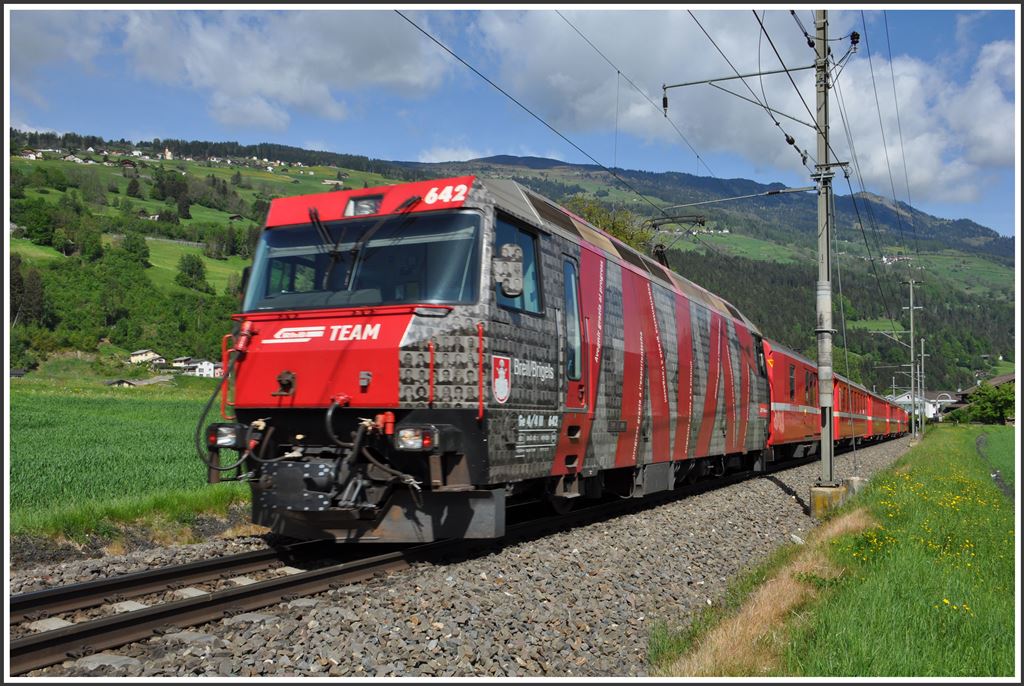 RE1129 nach St.Moritz mit der Ge 4/4 III 642  Breil/Brigels  bei Cazis. (10.05.2015)