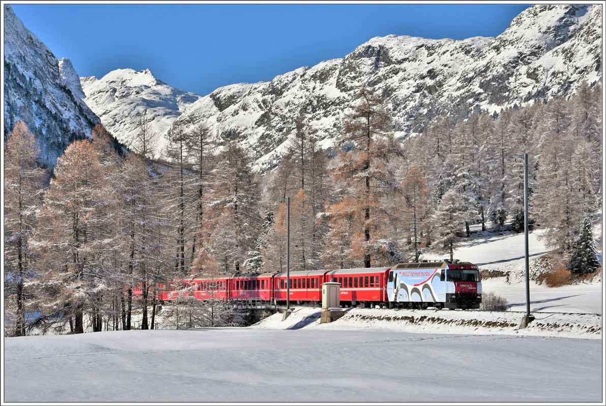 RE1133 mit Ge 4/4 III 650  Seewis-Valzeina  nach St.Moritz im Val Bever kurz vor Bever. (08.11.2016)