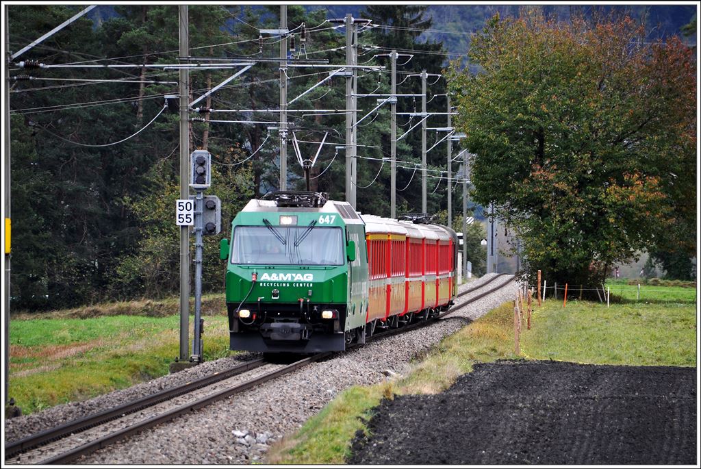 RE1140 mit Ge 4/4 III 647  Grüsch  bei Cazis. (30.10.2014)