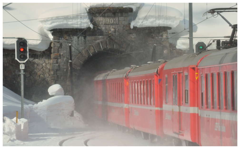 RE1140 verschwindet im Albulatunnel. (22.02.2014)