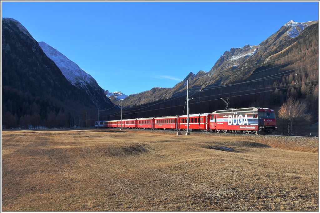 RE1141 mit der Ge 4/4 III 646  Sta.Maria/Val Müstair  kommt das Val Bever herunter Richtung Oberengadin. (17.12.2015)