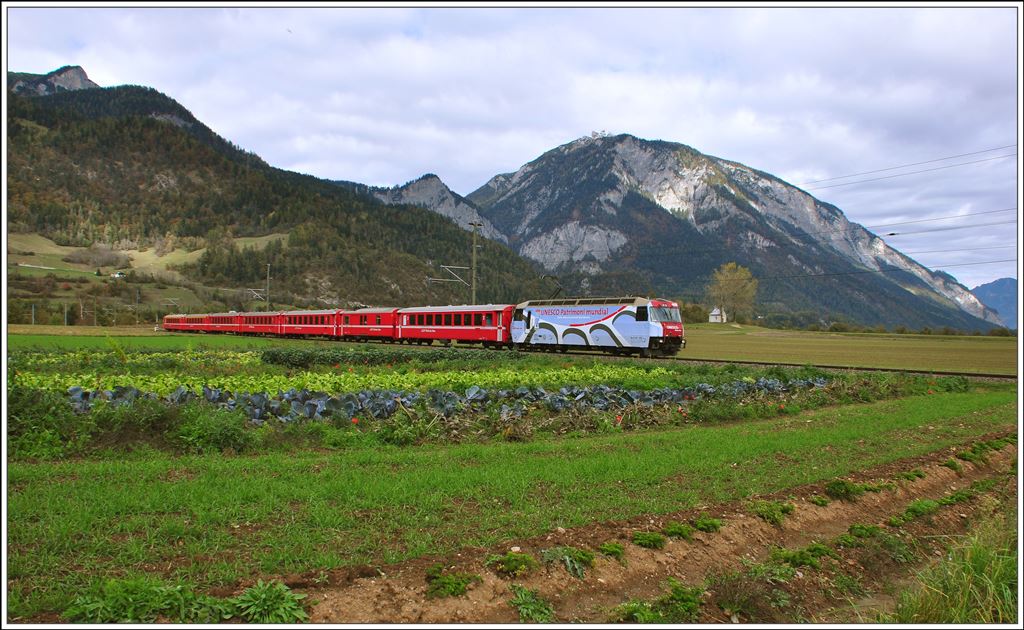 RE1145 mit Ge 4/4 III 650  Seewis  bei der Kapelle Sogn Mang bei Bonaduz. (30.10.2014)