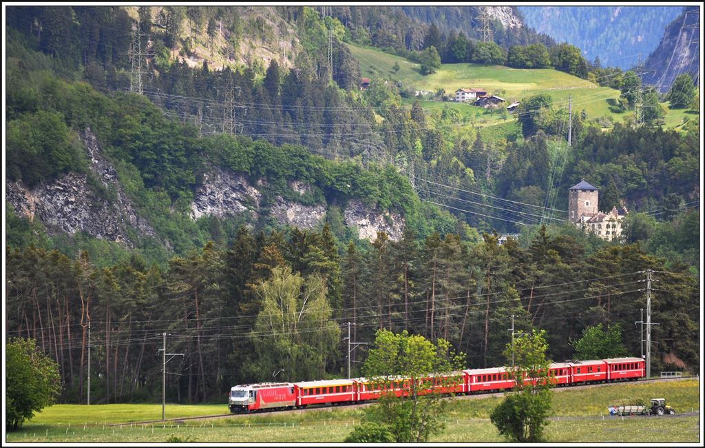 RE1148 mit Ge 4/4 III 651  Fideris  bei Cazis. Im Hintergrund ist das Schlosshotel Schauenstein in Fürstenau zu sehen. (17.05.2014)