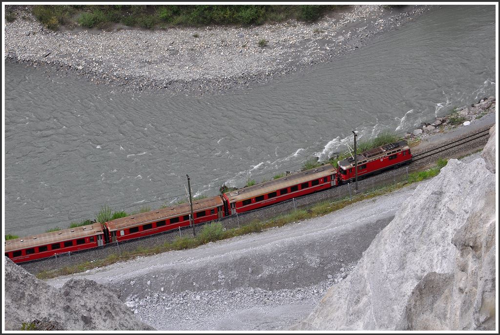  RE1245 mit der Ge 4/ II 629  Tiefencastel  erreicht in Kürze die Station Versam-Safien. (05.05.2015)