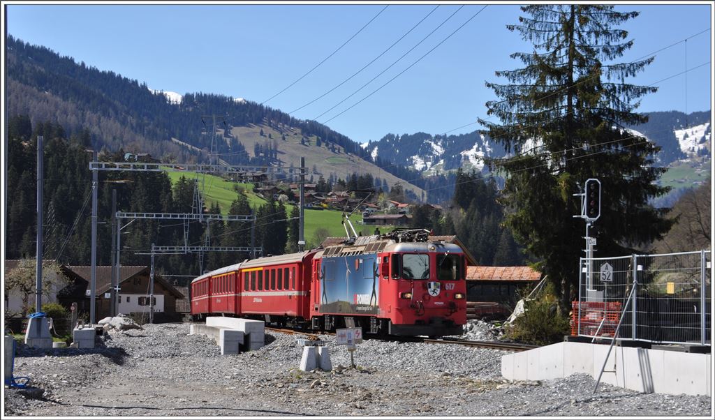 RE1245 nach Scuol-Tarasp mit Ge 4/4 II 617  Ilanz  fährt in den im Umbau befindlichen Bahnhof Küblis ein. (20.04.2016)