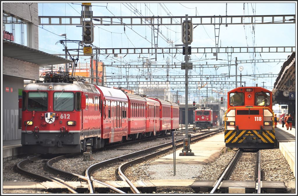 RE1335 mit Ge 4/4 II 612  Thusis  fährt nach St.Moritz via Vereina. Ge 6/6 II 707  Scuol  und Tm 118 rangieren in Landquart. (01.09.2015)