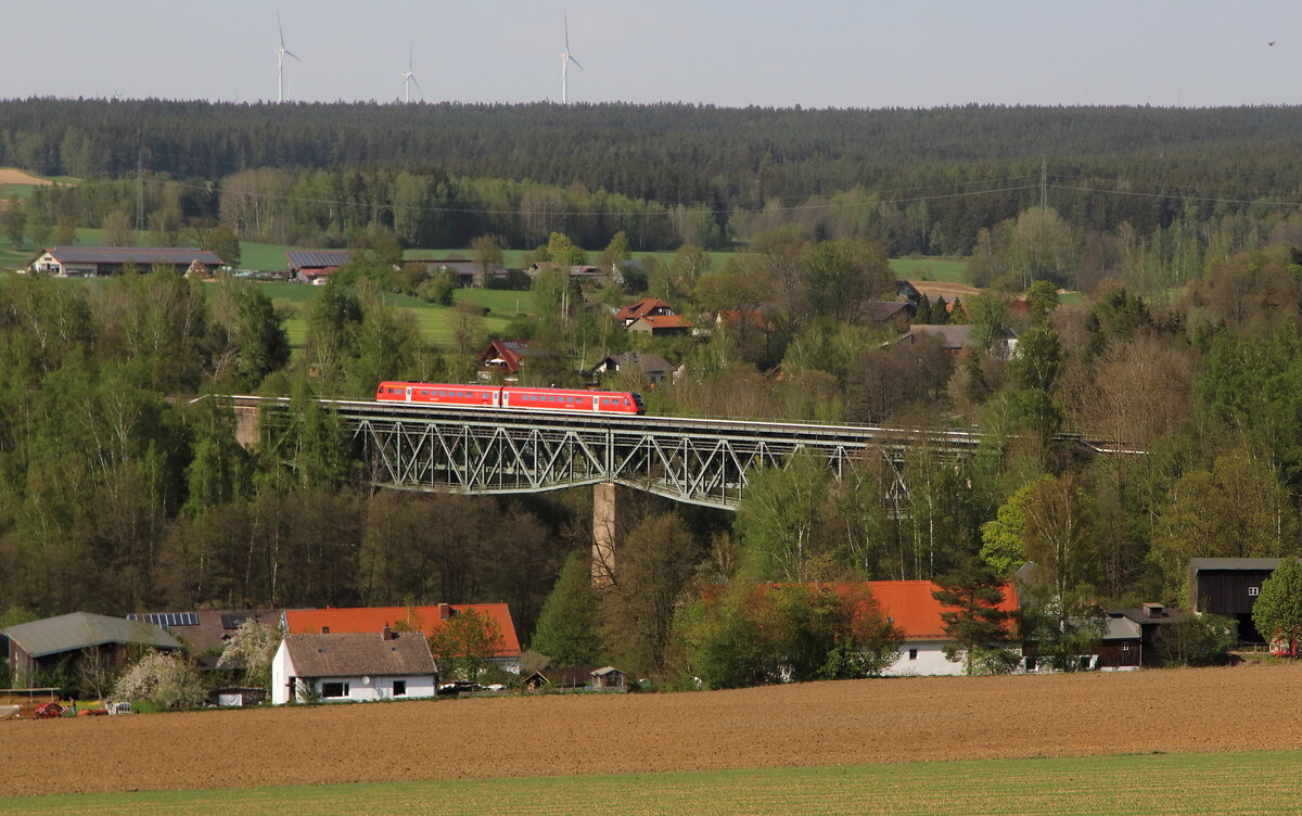 RE31 von Hof über Marktredwitz nach Nürnberg mit einem Regioswinger 612 auf dem Viadukt in Thölau. Aufgenommen am 30.04.2024