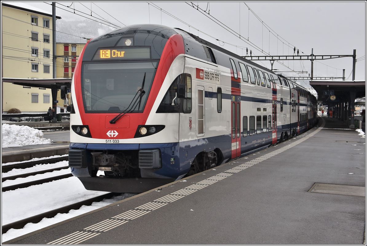 RE5071 mit ZVV 511 033 in Sargans. (18.12.2017)