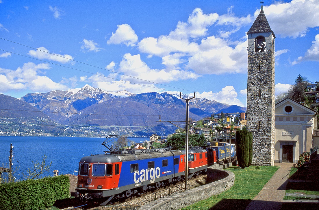 Re6/6 11661 und Re4/4 11168 am Lago Maggiore bei St.Nazzaro mit einem Zug in Richtung Luino, 07.04.2004.