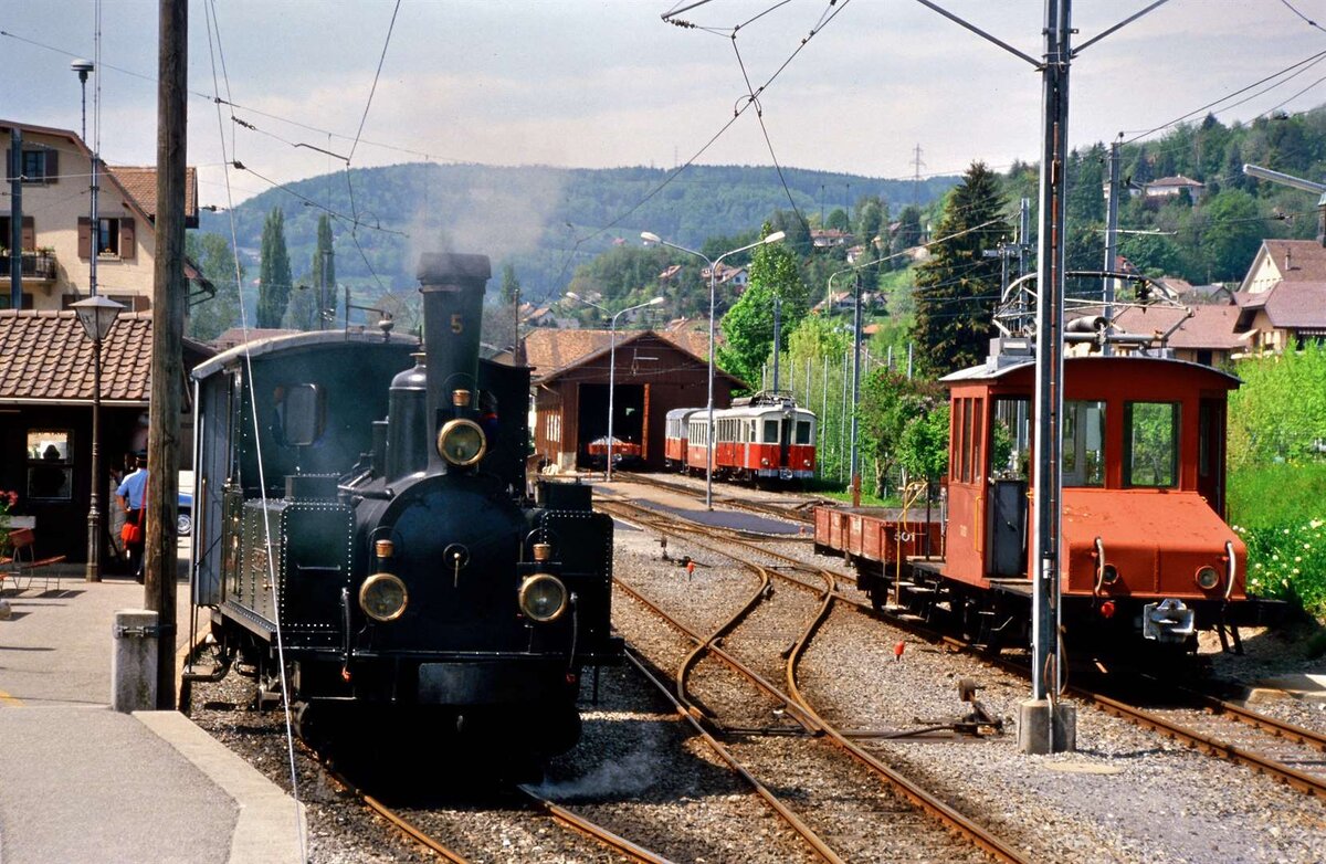 Rechts von Museumsdampflok 5 steht der Rangiertraktor Te 82 (Reihe Te 2/2) der Schweizer Privatbahn Chemins de fer electriques Veveysans (CEV), und in der Mitte befindet sich der Wagenschuppen der CEV (18.05.1986)