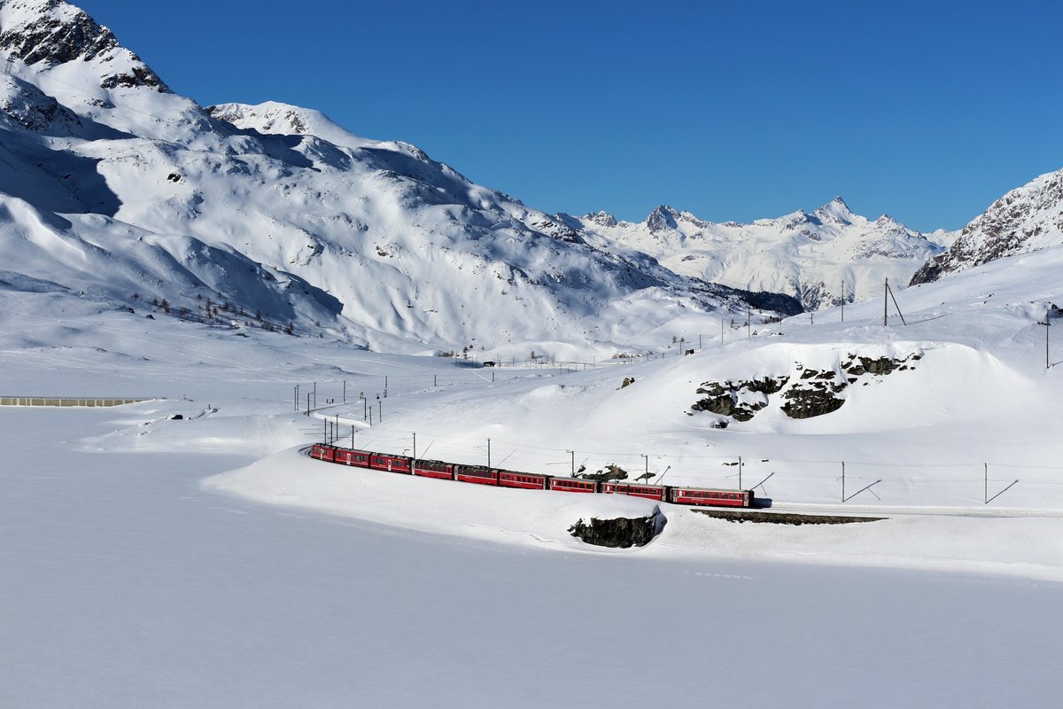 Regio 1644 von Tirano nach St. Moritz unterwegs mit einer RhB ABe 8/12, unter herrlichem Wetter am komplett zugefrorenen Lago Bianco zwischen Ospizio Bernina und Bernina Lagalb. 14. Januar 2018