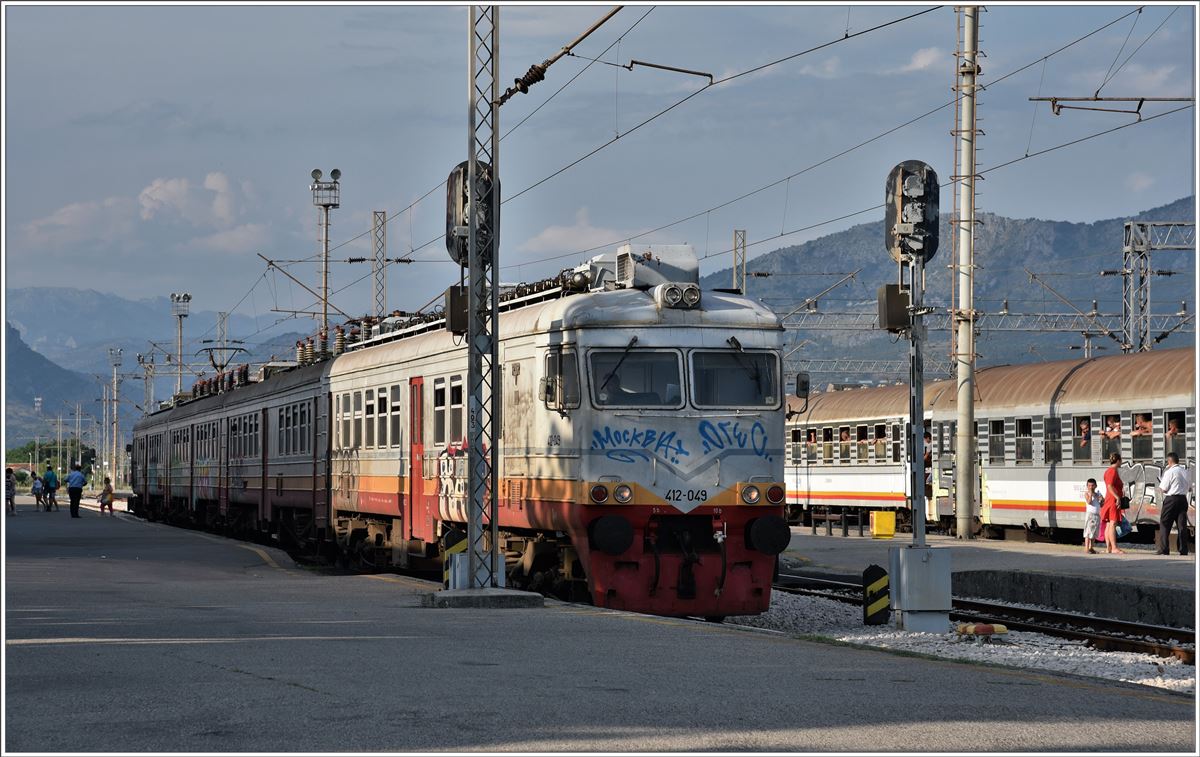 Regio 6163 mit RVR (Rīgas Vagonbūves Rūpnīca) 412-049/050 verlässt Podgorica Richtung Bar. (01.08.2016)