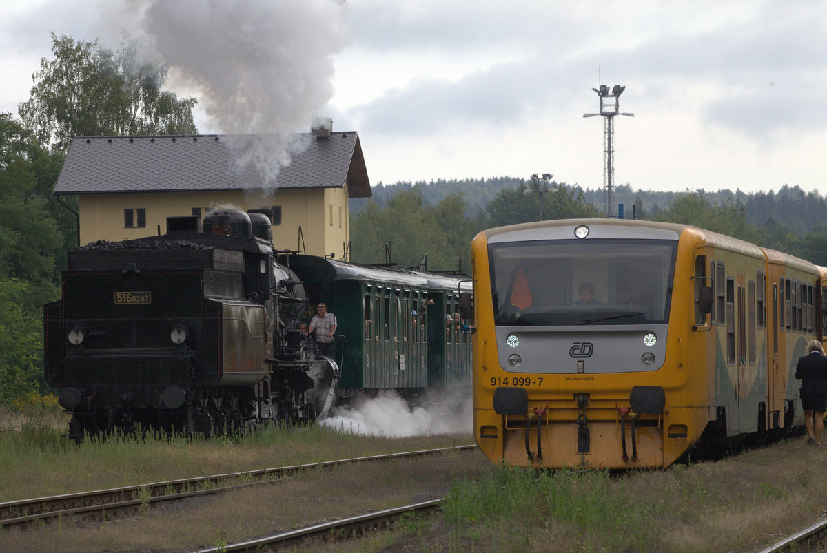  Regio Nova 914 099-7 und  Lok 354 mit Tender 516 0297 kurz vor der Ausfahrt in Luzna u Rakovnika.26.09.2017 09:52 Uhr.