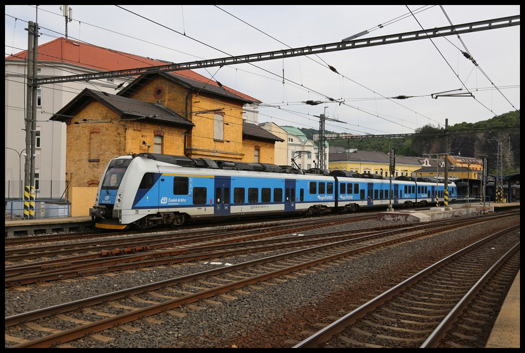 Regio Panter 640107-9 fährt am 10.6.2024 um 10.40 Uhr in Usti nad Labem in Richtung Cheb ab.