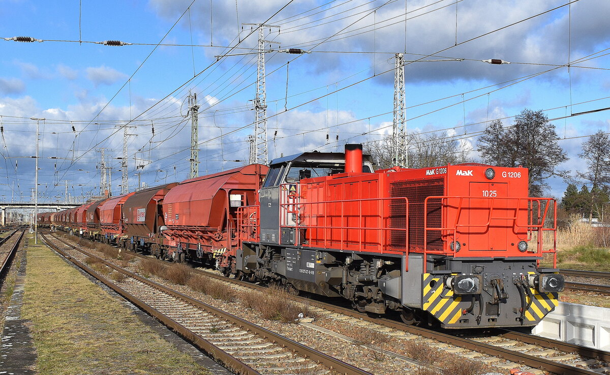 Regiobahn Bitterfeld Berlin GmbH, Bitterfeld [D] mit ihrer MaK G 1206 Lok  1025  [NVR-Nummer: 92 80 1275 027-1 D-RBB] und einem Ganzzug gedeckter Schüttgutwagen am 08.01.25 Durchfahrt Bahnhof Falkenberg (Elster).