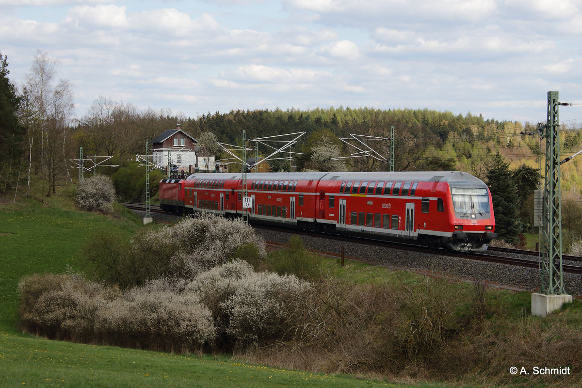 Regionalexpress von Dresden nach Hof mit Steuerwagen voraus. Aufgenommen bei Jößnitz am 29.04.2016