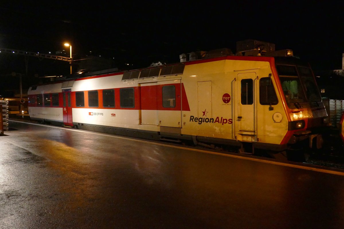 RegionAlps RBDe 560 412 als Überfuhr hinten am IR 90 nach Genf angekuppelt, am 6.3.18 in Brig.