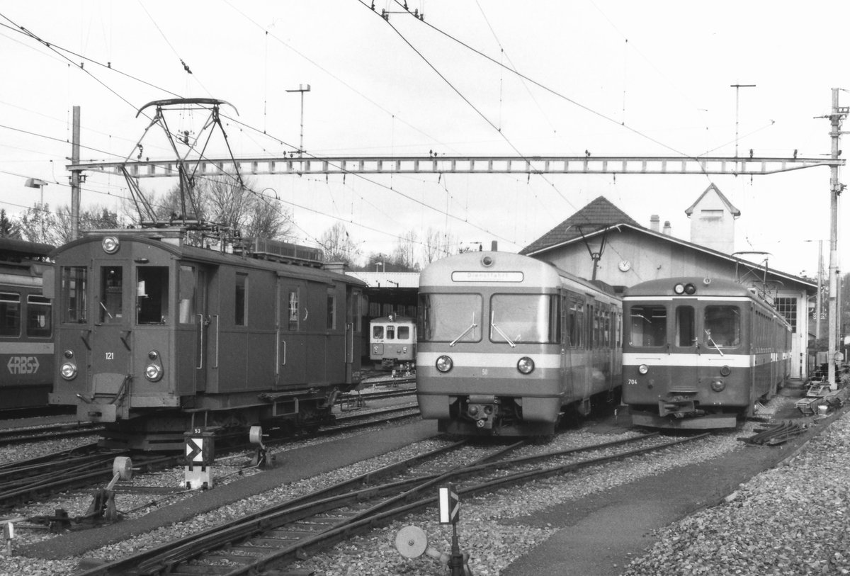 Regionalverkehr Bern-Solothurn/RBS.
Erinnerungen an den Gem 4/4 121 (1912). 
Als ältestes Fahrzeug der RBS-Flotte hat er sich am 28. August 2020 verabschiedet.
Zufällige Begegnungen der besonderen Art:
Nicht gestellte Fahrzeugeparade der 80er-Jahre in Worblaufen mit Überlandpendel, MANDARINLI und CJ-Pendel.
Foto: Walter Ruetsch