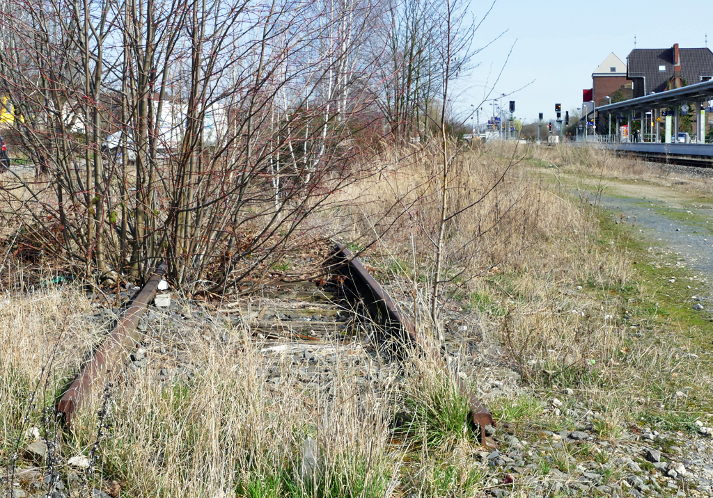 Reste aus früheren Zeiten vom Bf Rheinbach (rechts oben im Bild der noch aktive Teil), inzwischen zum Pendlerparkplatz umfunkioniert 12.03.2017