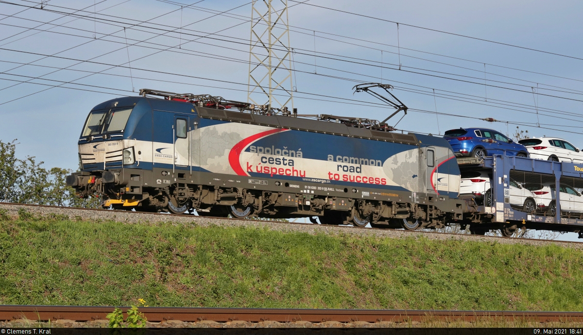 [Reupload]

383 202-9 (Siemens Vectron) unterwegs mit Autotransportwagen an der Leipziger Chaussee (B 6) in Halle (Saale) in nördlicher Richtung.
 
🧰 S Rail Lease s.r.o., vermietet an Železničná spoločnosť Cargo Slovakia, a.s. (ZSSK CARGO)
🚩 Bahnstrecke Magdeburg–Leipzig (KBS 340)
🕓 9.5.2021 | 18:41 Uhr