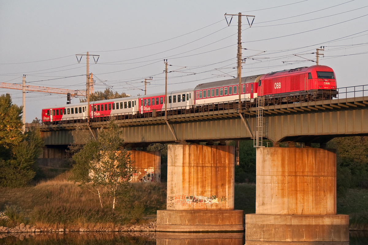 REX 2526  Marchfeldwiesel  ist von Wien nach Bratislava über die neue Donau unterwegs. Das Foto entstand am 05.10.2015.