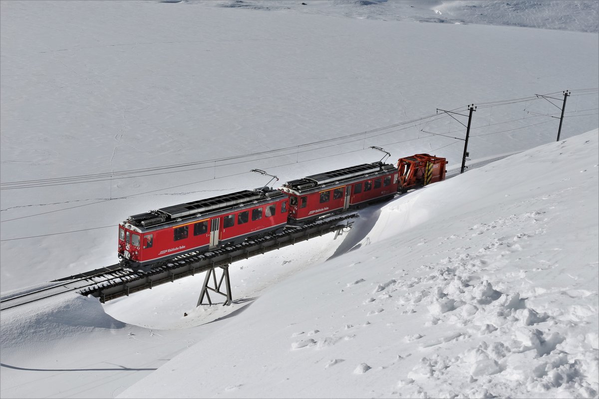 RhB Dampfschneeschleuderfahrt 2018
Überraschend durchqueren die RhB ABe 4/4 II 47 und 46 mit dem Schneeräumer Xk 9132 von Ospizio Bernina in Richtung Alp Grüm, die  Westernbrücke /Am See Brücke (46 m). 

Sonntag, 28. Januar 2018