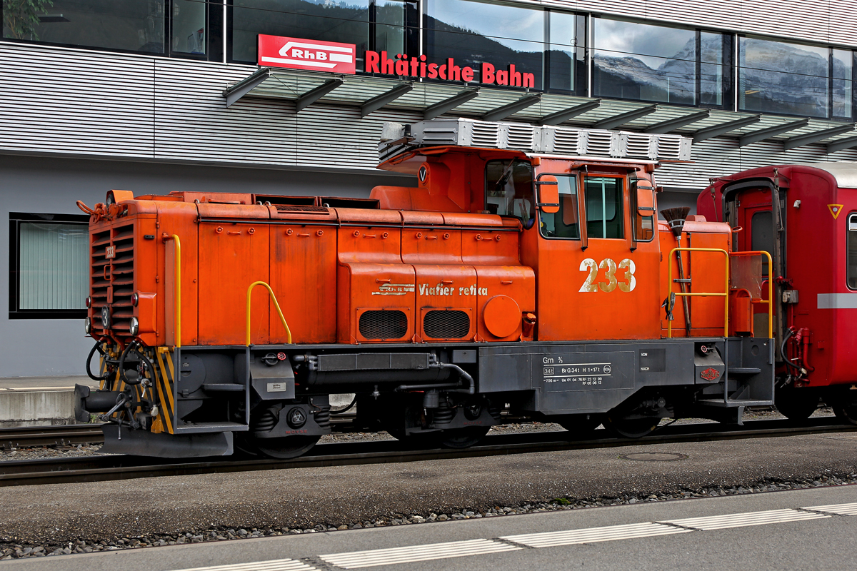 Rhb Diesellok Gm 3/3 233 bei Rangierarbeiten im Bahnhof Landquart.Bild 13.12.2014