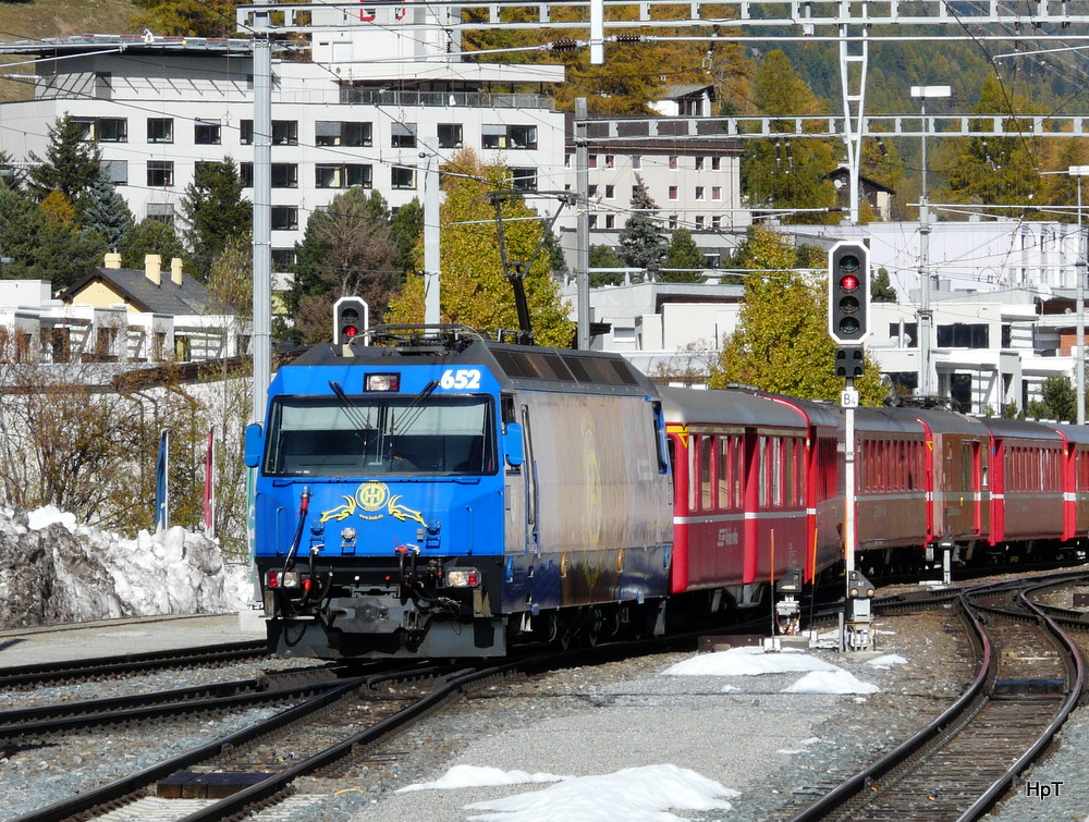 RhB - Ge 4/4 652 mit Schnellzug bei der einfahrt im Bahnhof von Samedan am 18.10.2013