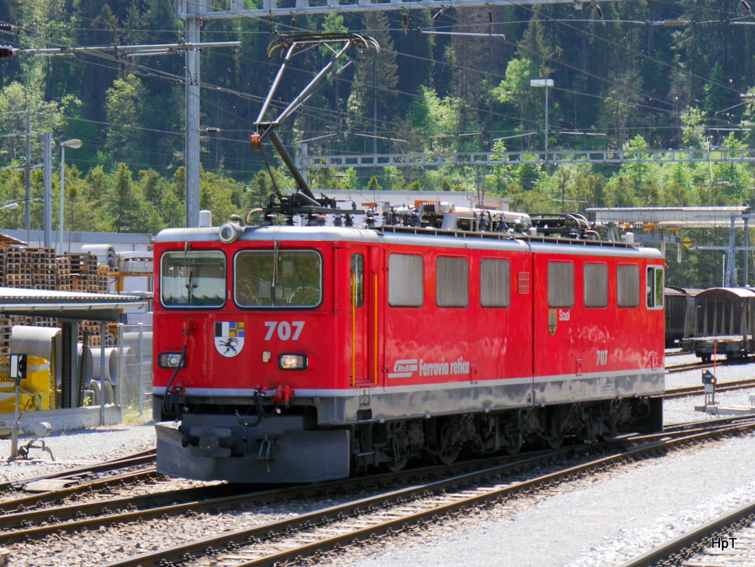 RhB - Ge 6/6 707 bei Rangierfahrt im Bahnhof Thusis am 07.05.2015