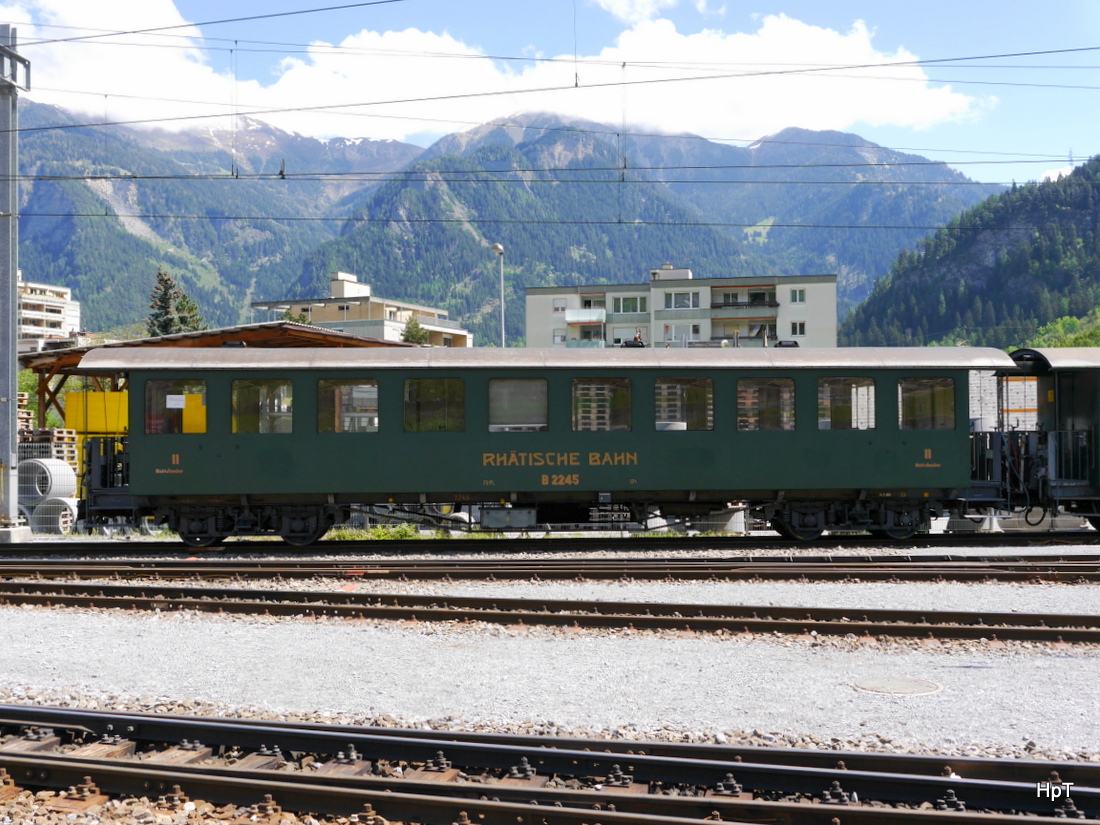 RhB - Personenwagen  2 Kl. B 2245 abgestellt in Thusis am 07.05.2015