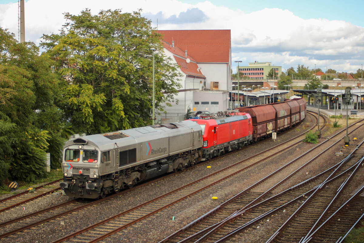 RHC DE 671 rollt mit der kalten 193 038 und dem EZ 51455 durch Bad Kreuznach. Leider spielte das Wetter nicht so ganz mit. (28.09.2024)