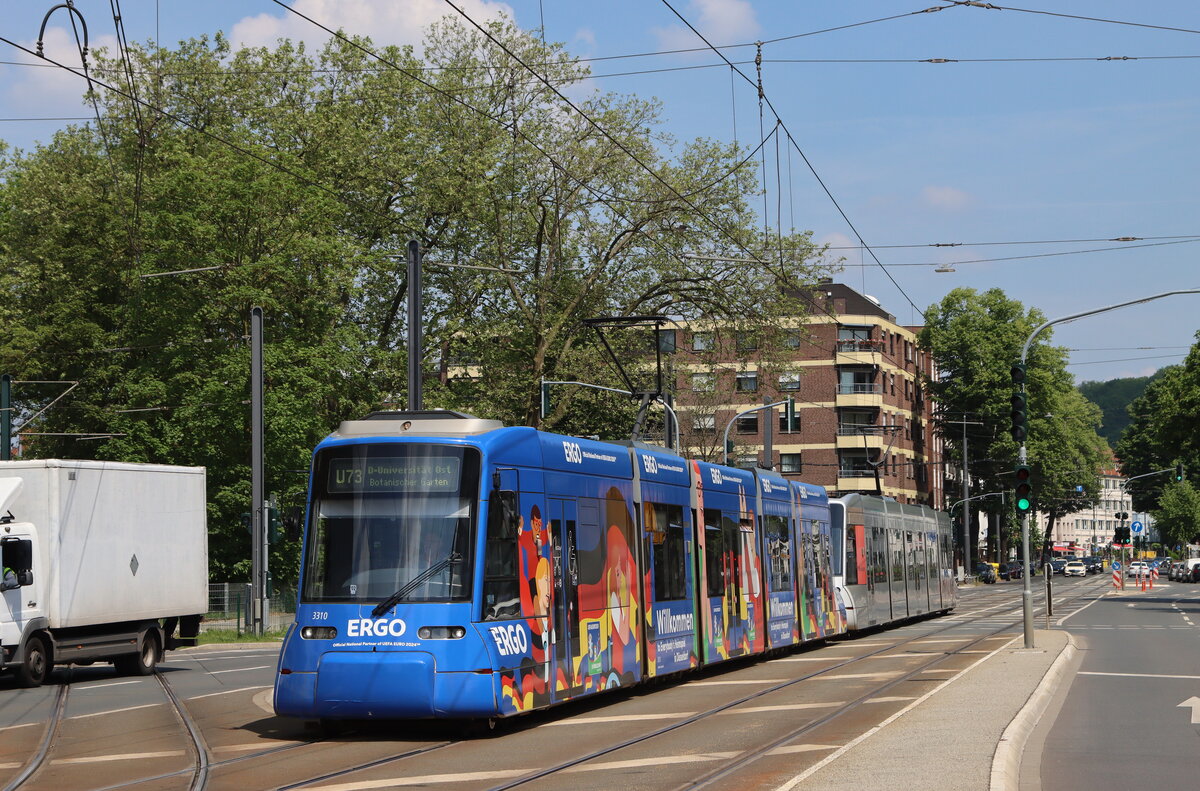 Rheinbahn AG, Wagennummer: 3310(Werbung: ERGO/EM2024 Deutschland), Linie: U73 nach Uni-Ost/Botanischer Garten, Ort: Schlüterstraße/Arbeitsargentur, Datum: 10.05.2024