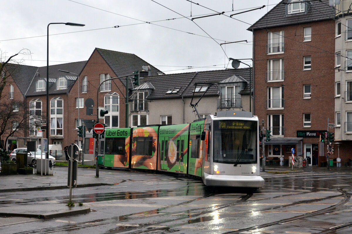 Rheinbahn Tw 2209
Linie 701, D-Eller Vennhauser Allee
Segmentwerbung  Uber eats 
Düsseldorf, Schlesische Straße
19.12.2024