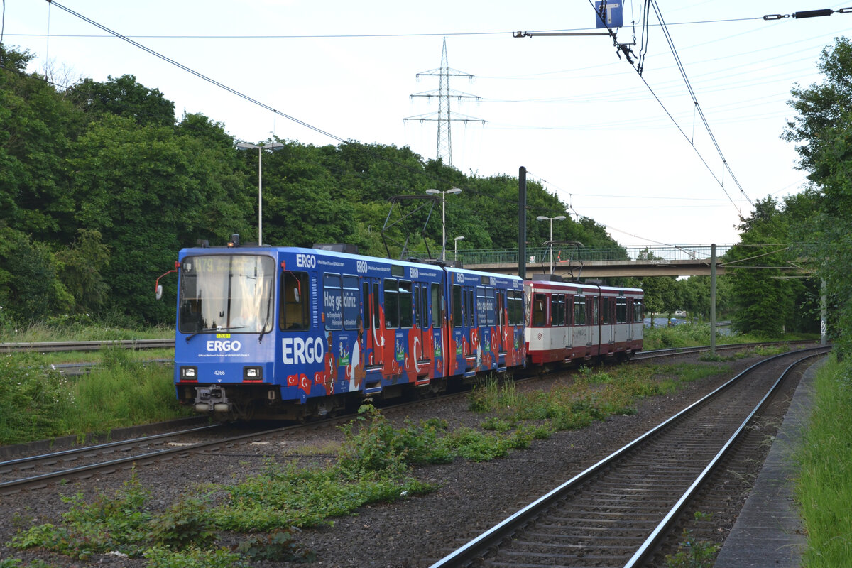 Rheinbahn Tw 4266
Düsseldorf, Südpark
Linie U79, D-Universität Ost, Botanischer Garten
Vollwerbung  UEFA Euro 2024/Türkei 
22.05.2024 